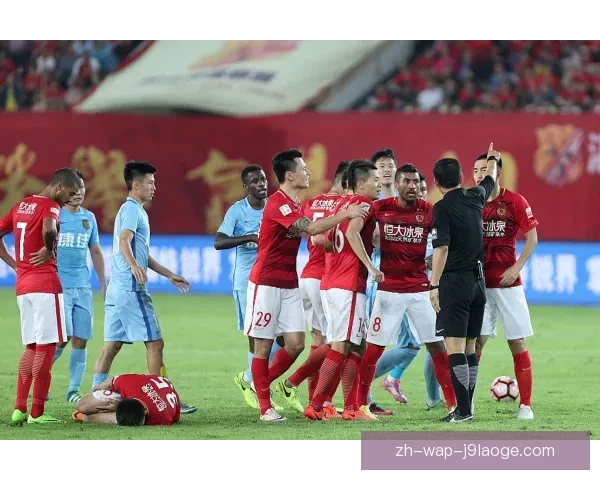 马赛俱乐部因球迷暴力冲突被足协处罚南看台停赛三场 马赛俱乐部因球迷暴力冲突被足协处罚南看台停赛三场